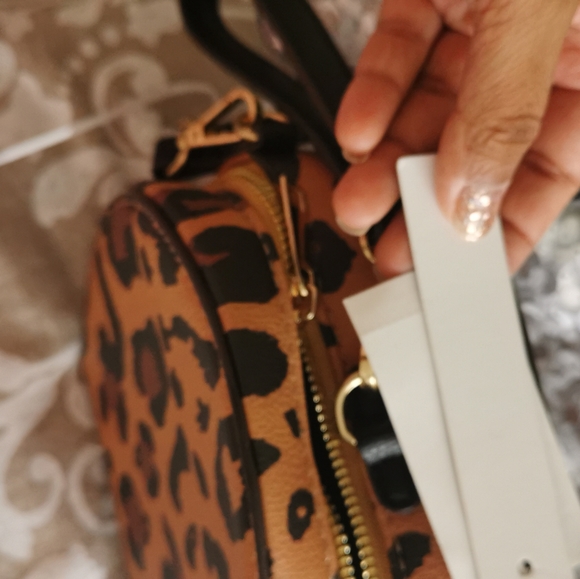 Free Gift Incl ‼️leopard print crossbody/clutch - Picture 2 of 3